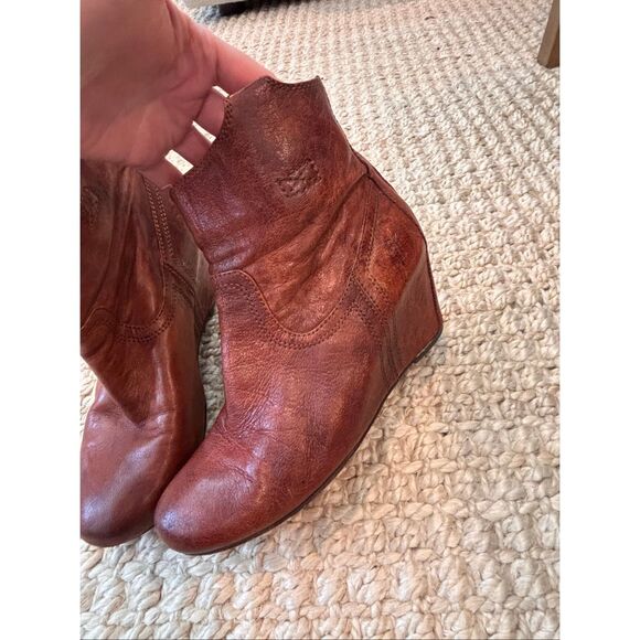 FRYE Carson Booties hidden wedge cognac Sz 6.5, $375 - Picture 6 of 12